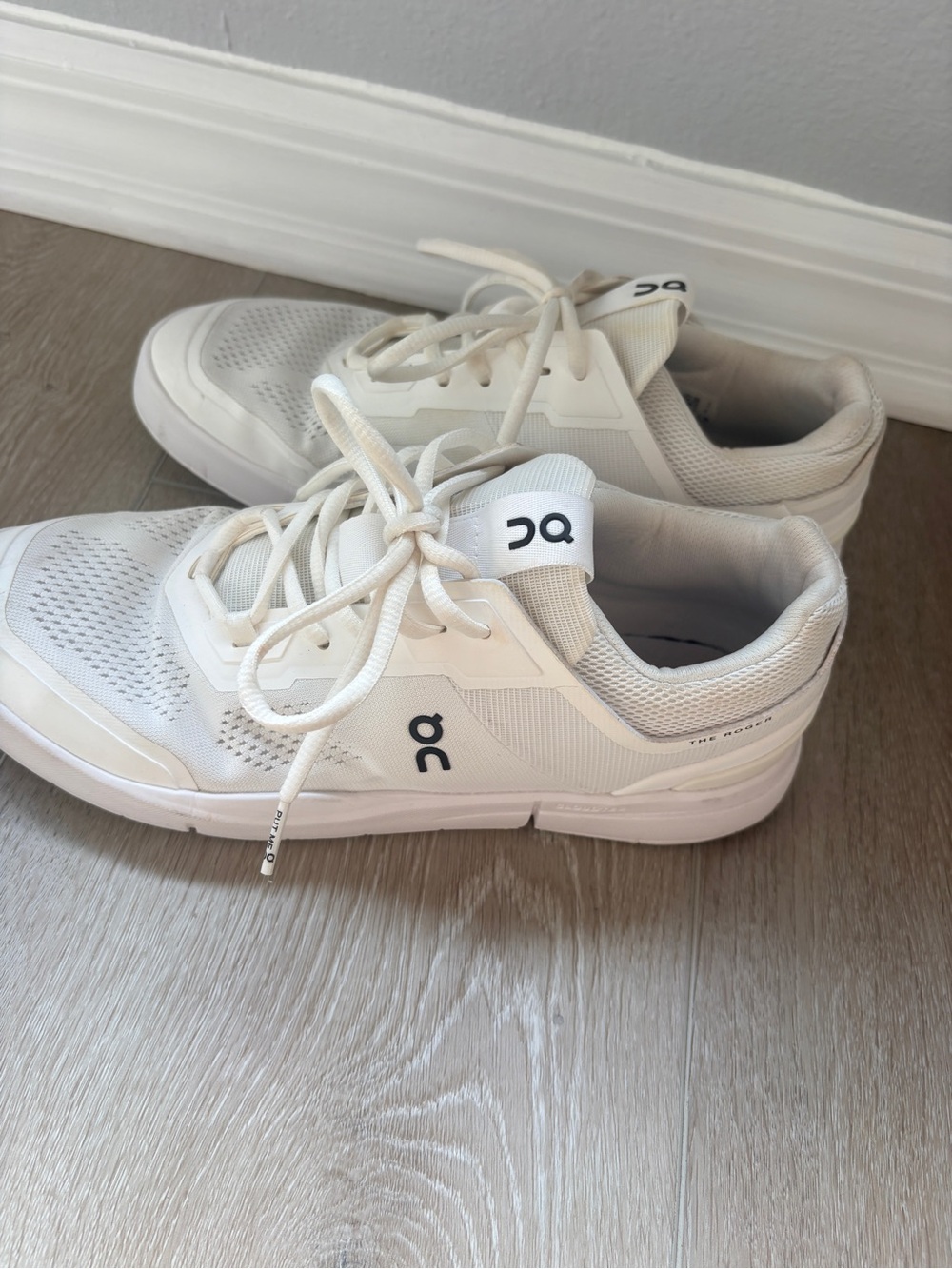 On cloud Roger women’s sneakers 9.5